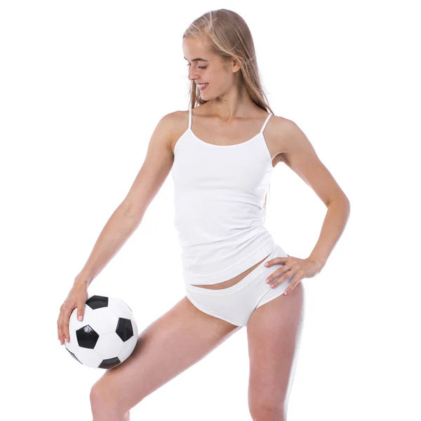 Fiatal gyönyörű nő fehér fitness ruházat és futball labda — Stock Fotó