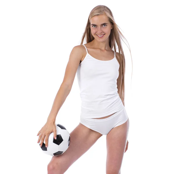 Mulher bonita nova na roupa branca da aptidão e na bola de futebol — Fotografia de Stock