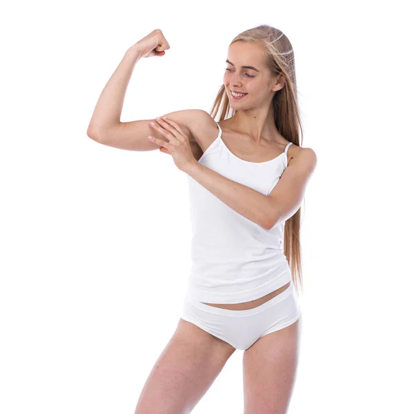 Unga vackra blonda kvinnan i vit fitness kläder — Stockfoto