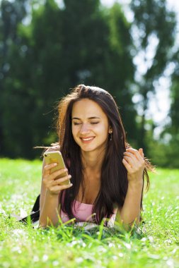 Mutlu güzel esmer kız telefon ederken 