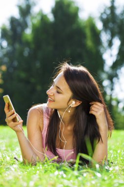 Mutlu güzel esmer kız telefon ederken 