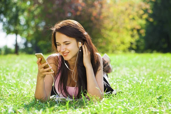 Glad vacker brunett tjej ringer via telefon — Stockfoto