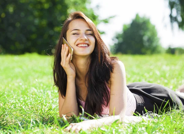 Menina bonita morena feliz chamando por telefone — Fotografia de Stock