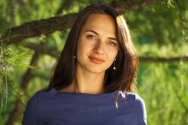 Jovem mulher bonita em vestido azul — Fotografia de Stock