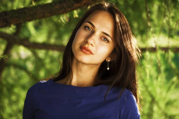 Fiatal gyönyörű nő, a kék ruha — Stock Fotó