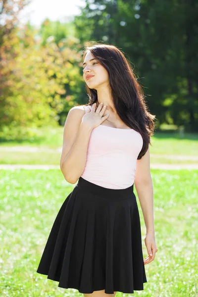 Schöne brünette Frau in sexy rosa Kleid — Stockfoto