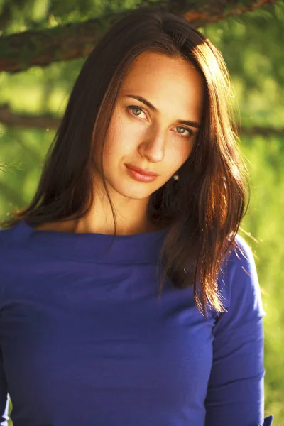 Jonge mooie vrouw in blauwe jurk — Stockfoto