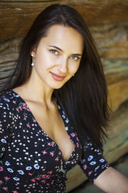 Genç esmer kadın yaz Park