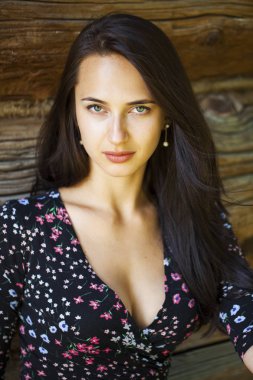 Genç esmer kadın yaz Park