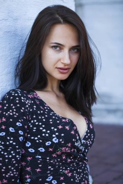 Genç esmer kadın yaz Park