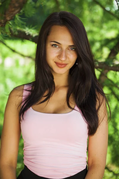 Jonge brunette vrouw in zomer park — Stockfoto