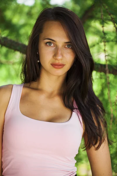 Jeune femme brune dans le parc d'été — Photo