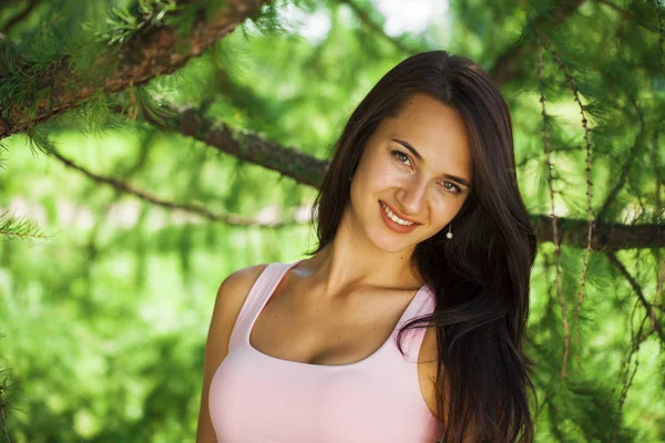 Ung brunett kvinna i sommaren park — Stockfoto
