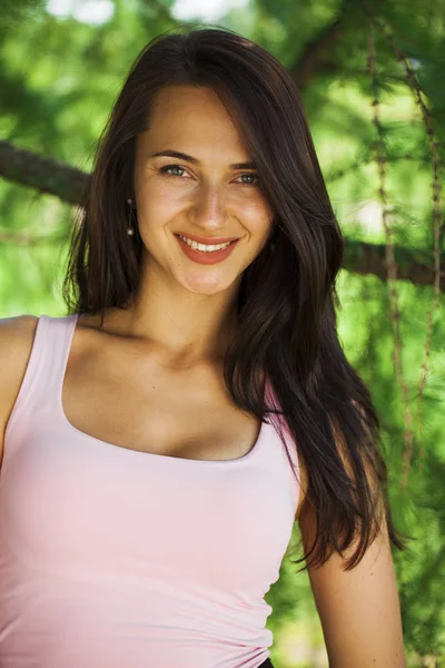 Young brunette woman in summer park — Stock Photo, Image