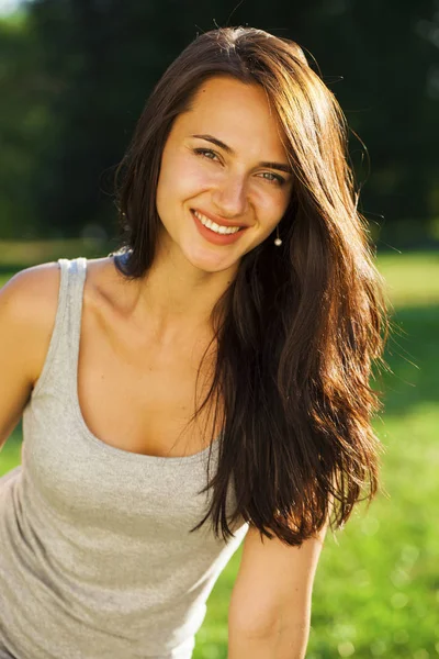 Jonge brunette vrouw in zomer park — Stockfoto