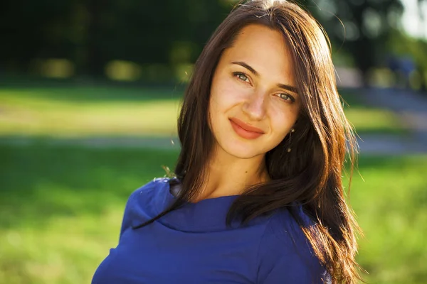 Jeune femme brune dans le parc d'été — Photo