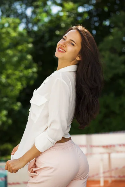 Jonge brunette vrouw in zomer park — Stockfoto
