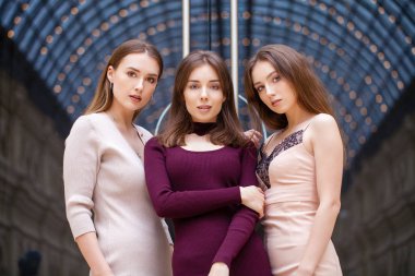 Üç esmer genç kadın, kapalı