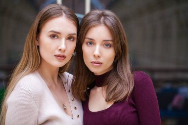 İki esmer genç kadın, kapalı