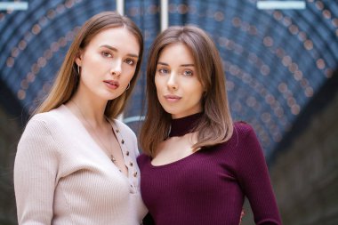 İki esmer genç kadın, kapalı