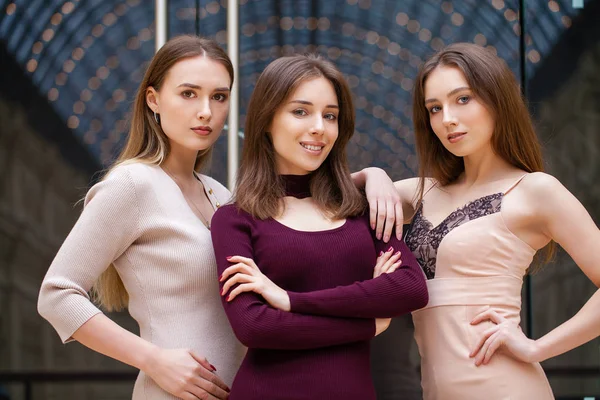 Drie brunette jonge vrouwen, indoor — Stockfoto