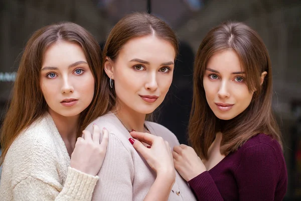 Tres mujeres jóvenes morenas, en interiores — Foto de Stock