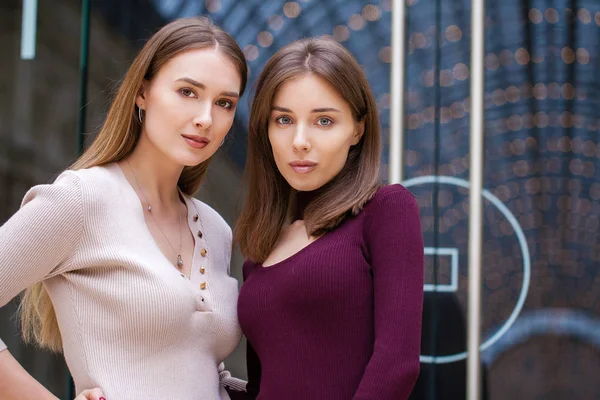 Zwei brünette junge Frauen, drinnen — Stockfoto