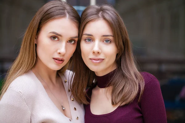 Dos mujeres jóvenes morenas, en interiores — Foto de Stock