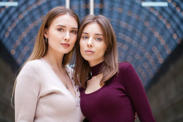 Zwei brünette junge Frauen, drinnen — Stockfoto