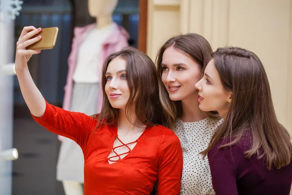 快乐的年轻女性用智能手机给自己拍照 — 图库照片