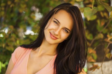 Genç esmer kadın yaz Park