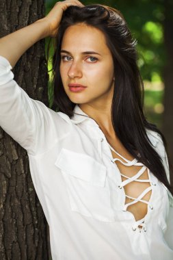 Genç esmer kadın yaz Park