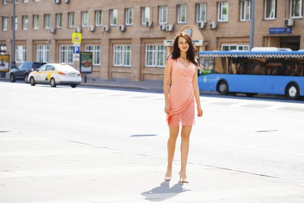 Retrato en pleno crecimiento, joven hermosa mujer morena en rosa — Foto de Stock