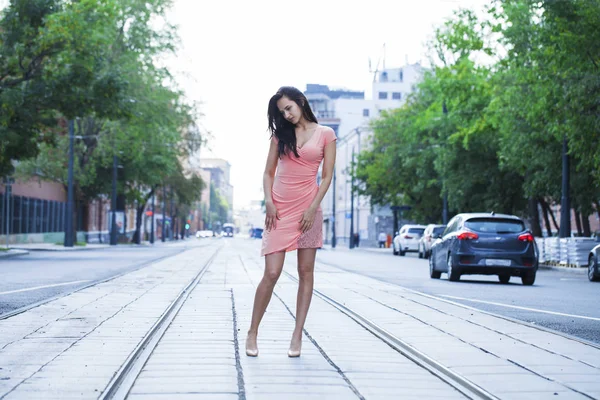 Vacker brunett kvinna i sexiga Rosa klänning — Stockfoto