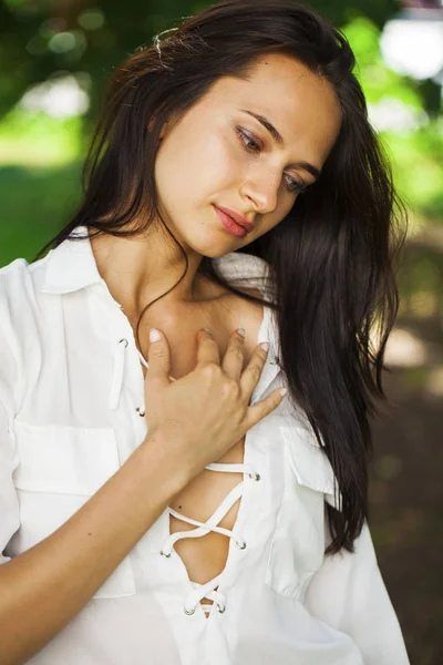 Young brunette woman in summer park — Stock Photo, Image