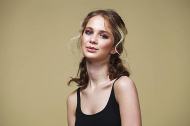 Güzel olun. Güzel sarışın moda genç kadın kapatmak