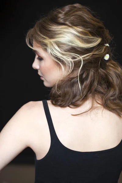 Kobiet długo falowane blond włosy — Zdjęcie stockowe