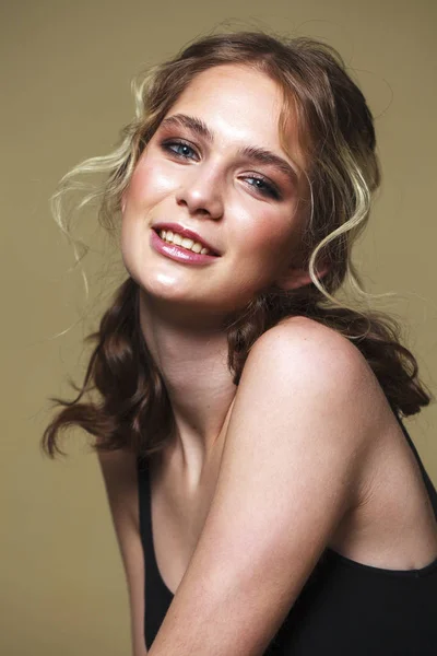 Makijaż piękno. Piękna Blondynka moda młoda kobieta z bliska — Zdjęcie stockowe