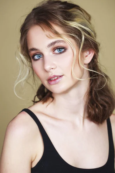 Make up beauty. Close up beautiful blonde fashion young woman — Stock Photo, Image