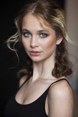 Güzel olun. Güzel sarışın moda genç kadın kapatmak