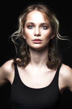 Güzel olun. Güzel sarışın moda genç kadın kapatmak