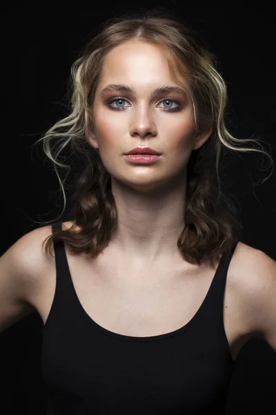 Make-up Schönheit. Nahaufnahme schöne blonde Mode junge Frau — Stockfoto