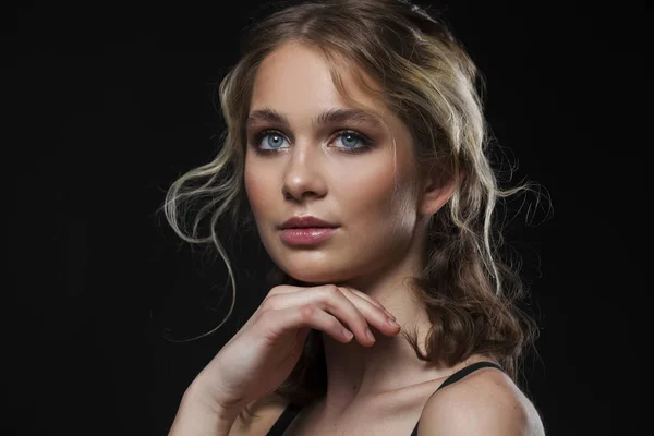 Make-up Schönheit. Nahaufnahme schöne blonde Mode junge Frau — Stockfoto