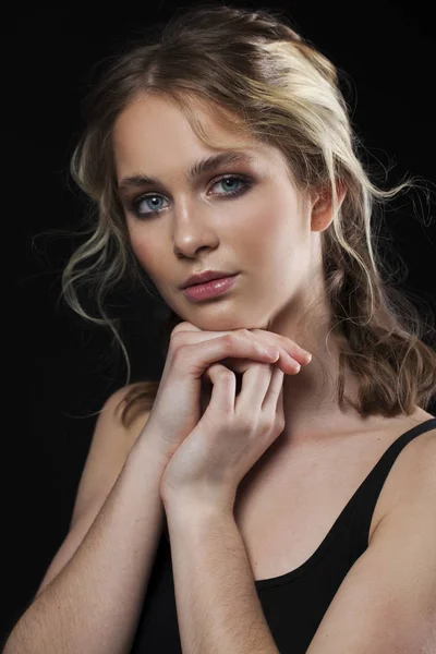 Make-up schoonheid. Close-up van de mooie blonde mode jonge vrouw — Stockfoto