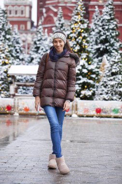 Ceket aşağı bir genç esmer kadın portresi 