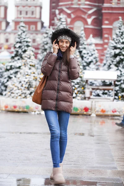 Retrato de una joven morena con chaqueta —  Fotos de Stock