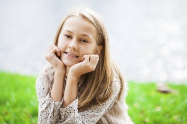 Güzel bir genç kızın portresi. 