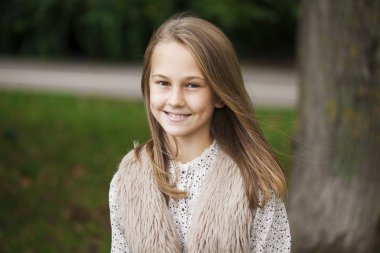 Güzel genç bir sarışın küçük kız portresi 
