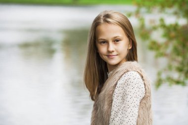 Güzel genç bir sarışın küçük kız portresi 