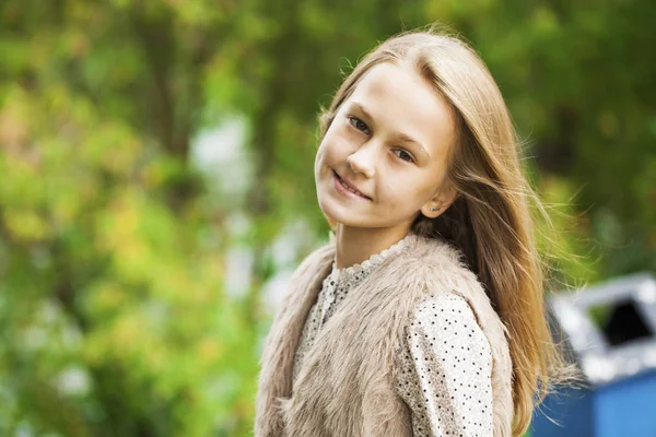 Porträtt av en vacker ung blond liten flicka — Stockfoto